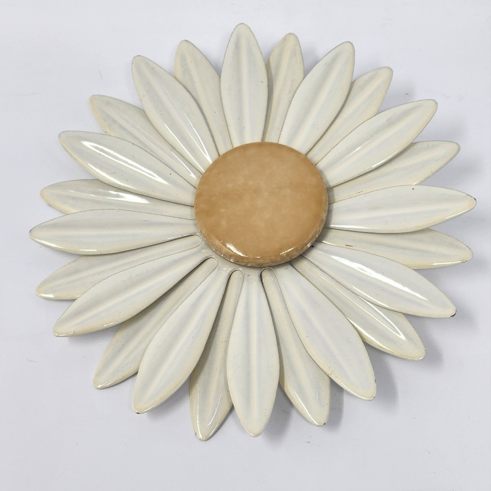 VINTAGE BEIGE FLORAL BROOCH - Picture 4 of 4